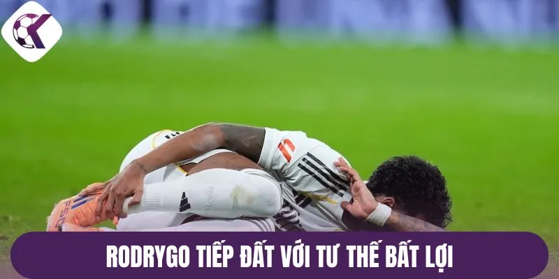 Rodrygo tiếp đất với tư thế bất lợi